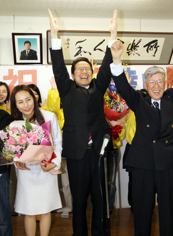 万歳で3選を喜ぶ長岡壮壽氏