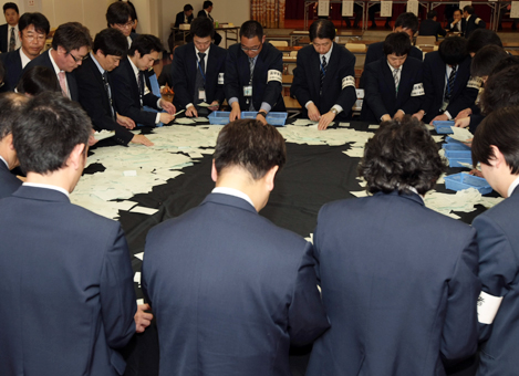 県議選の開票作業=赤穂市民会館