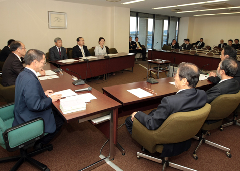 市議逮捕を受けて対応を協議した会派代表者会