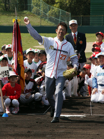 始球式に登場した元ヤクルト・スワローズの古田敦也さん