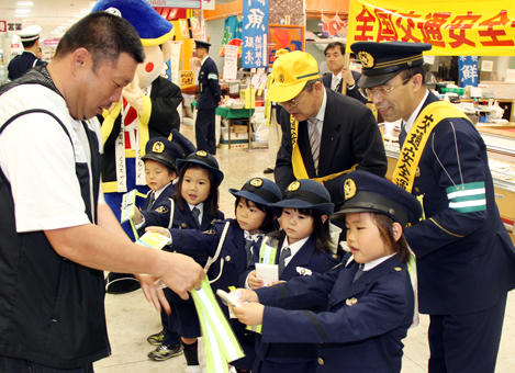 “ちびっこ警察官”も参加した交通安全キャンペーン