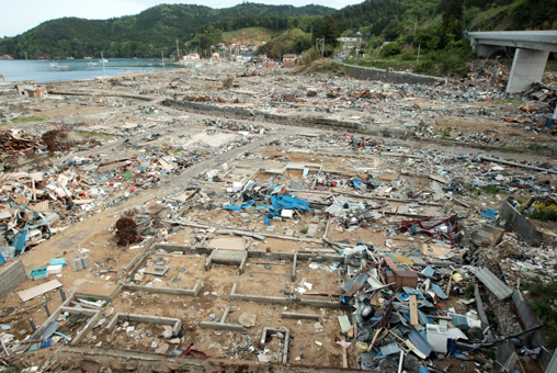9割近い家屋が流失した石巻市雄勝町水浜地区。写真の左側から高さ20メートルの津波が押し寄せた