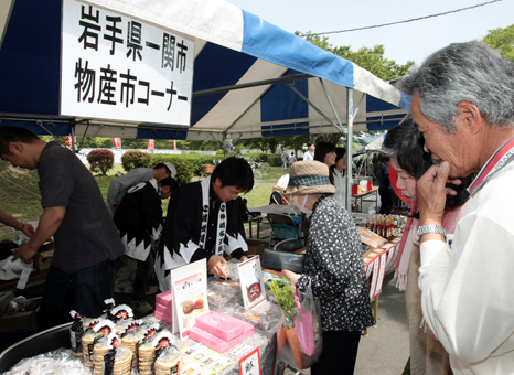 被災地の特産品が人気を集めた物産市コーナー