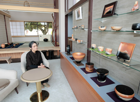 御崎にオープンした「雲火焼展示館 桃井ミュージアム」と桃井香子さん