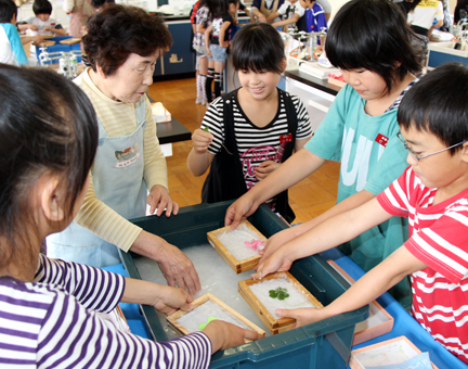 城西小で行われた再生はがきの紙すき体験