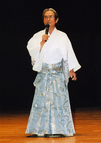 芸能30周年記念リサイタルを開く萬代新一郎さん