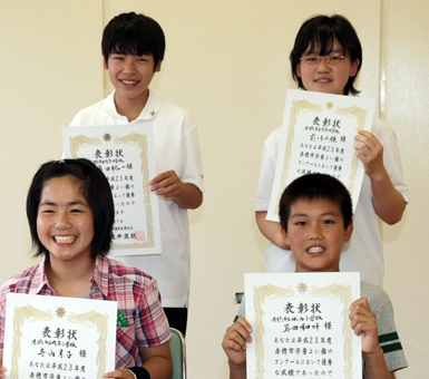 「よい歯の児童・生徒表彰」で最優秀賞のみなさん