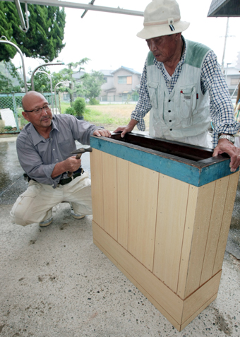 掃除用具箱の修繕などを行う土建一般労働組合赤穂支部の組合員