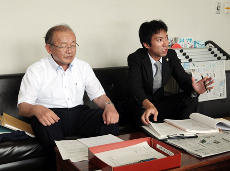アンケート非開示の決定取り消しを求めて提訴した小林篤二さん(左)と訴訟代理人