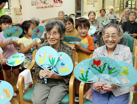 園児からお年寄りにプレゼントされた手作りうちわ