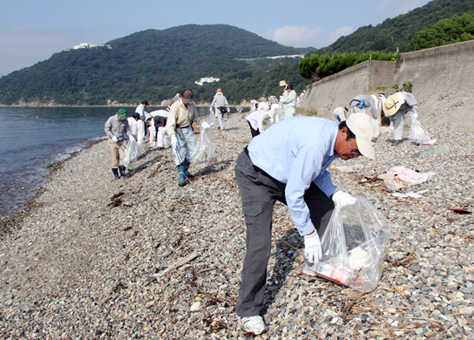 丸山海岸で清掃奉仕する赤穂市シルバー人材センターのみなさん