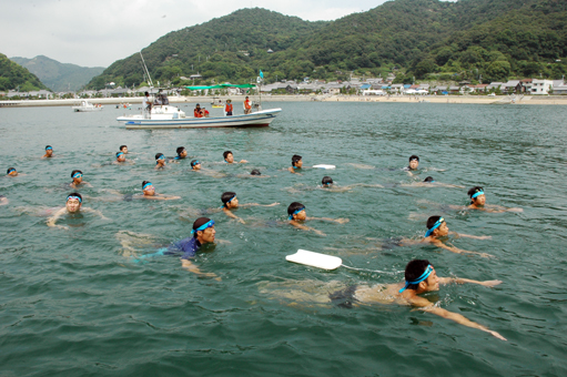 伝統の海洋訓練で生島まで泳いで往復した坂越小の6年生児童