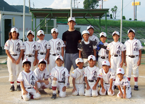 甲子園出場を決め、後輩たちとの記念撮影に応じる家入琢選手=後列中央
