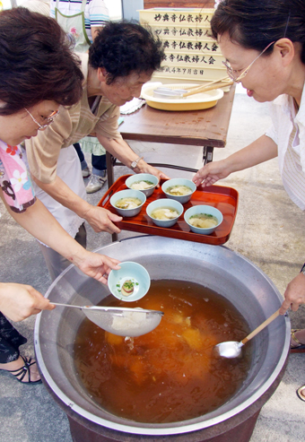 今年30回目を迎える妙典寺の団子汁供養=昨年のようす