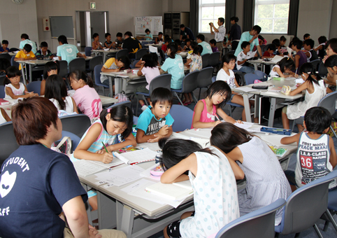 大勢の子どもたちが集まった「なつやすみ宿題教室」