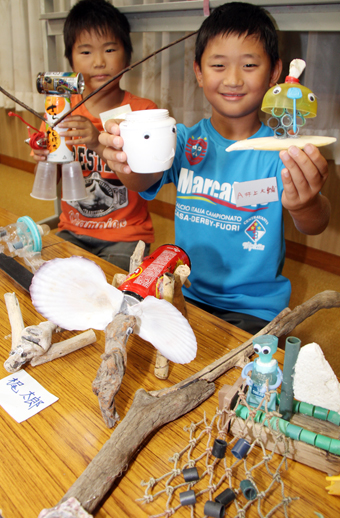 海岸清掃で集めたごみを材料に工作したビーチクリエーション