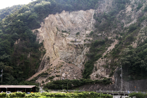 通行止めの原因となっている目坂の崩落地