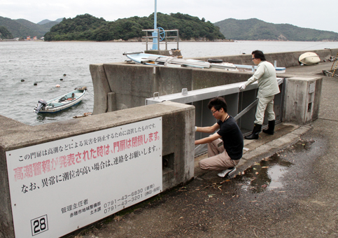 防潮ゲートを閉める市職員