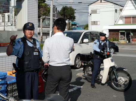 強盗現場で関係者から話を聞く赤穂署員