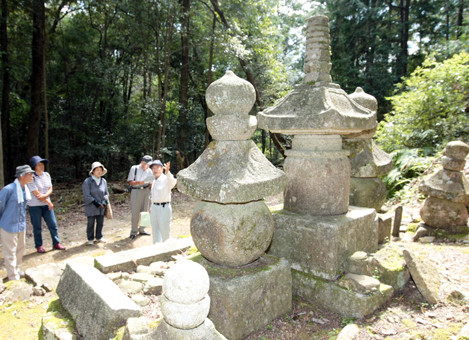 地域の仏塔にスポットを当てて現地見学した歴史教室