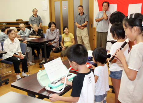 子どもたちの楽器演奏などでお年寄りをもてなした敬老会