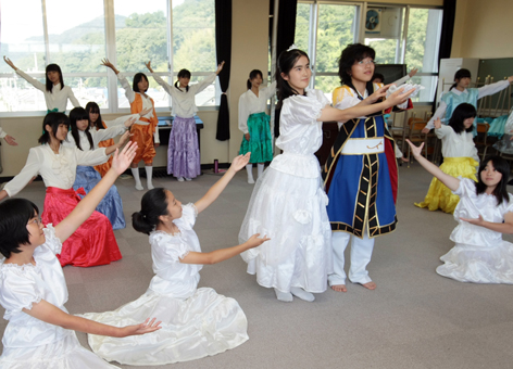 舞台当日を目指して稽古する赤穂東中の音楽部