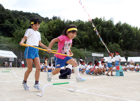コミュニティ・スクールの一環として市内で初めて幼小合同で行われた運動会