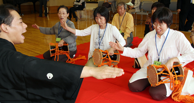 伝統芸能への興味関心を高めようと行われた「能楽囃子ワークショップ」