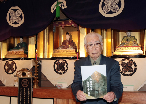 「赤穂浅野家 三代藩主の治世」を発刊した岡田順一さん=赤穂市有形文化財「赤穂浅野家三代藩主像」がある光浄寺で
