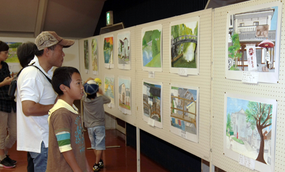 小中学生の絵画、書道の力作が並ぶ学童美術展