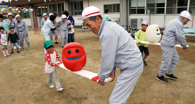 お年寄りと子どもたちが競技を楽しんだ合同運動会