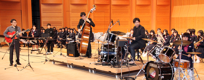 プロの演奏家と中学生が共演したジャズのワークショップ