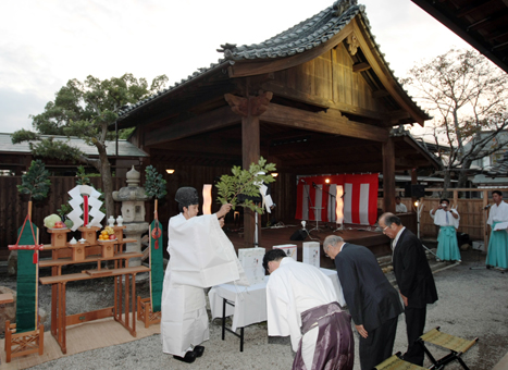修復工事が完成した大石神社の能舞台