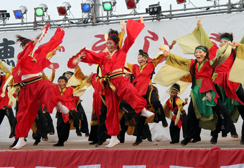 雨でも華々しく行われた赤穂でえしょん祭り