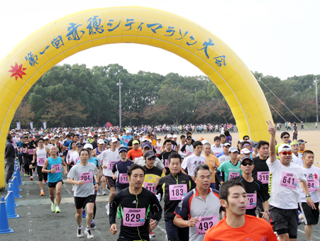 一斉にスタートするハーフマラソンの出場ランナー