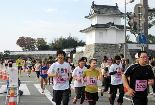 赤穂城跡を横に見ながら走った赤穂シティマラソン
