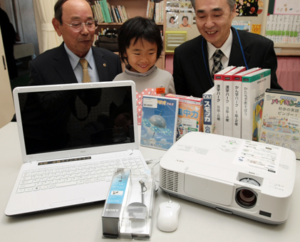 赤穂LCから赤穂小学校に寄贈されたノートパソコンなど