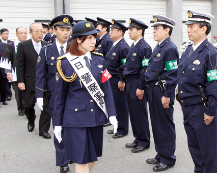 義士娘が「一日署長」になった年末特別警戒発隊式