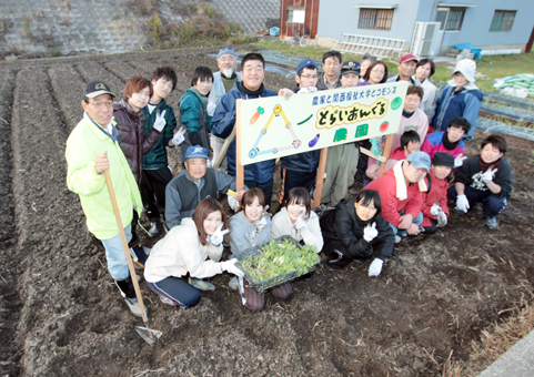 「民学農」の三者共同でオープンした「とらいあんぐる農園」