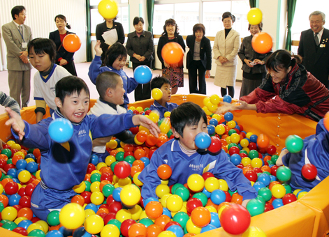 光都LCから寄贈されたボールプールで遊ぶ児童たち