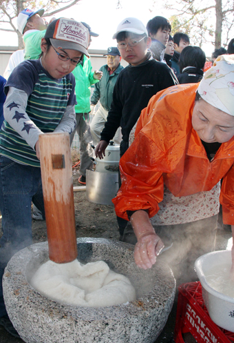 お年寄りにおいしいお餅を届けようと行われた三世代交流餅つき