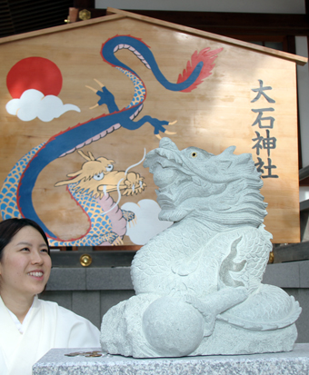 大石神社の拝殿前に設置された辰の石像