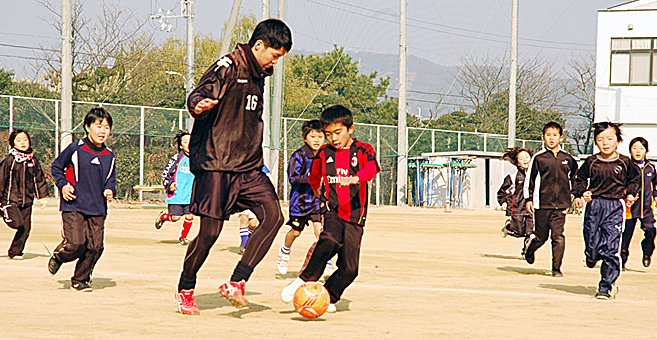 高校生と子どもたちが一緒にボールを追いかけたサッカーイベント