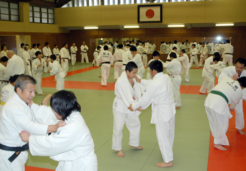 気持ちも新たに演武始めで稽古する選手たち