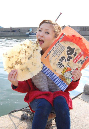 坂越産カキの風味が楽しめる薄焼きせんべい「朝の匠のカキ かき兵衛」
