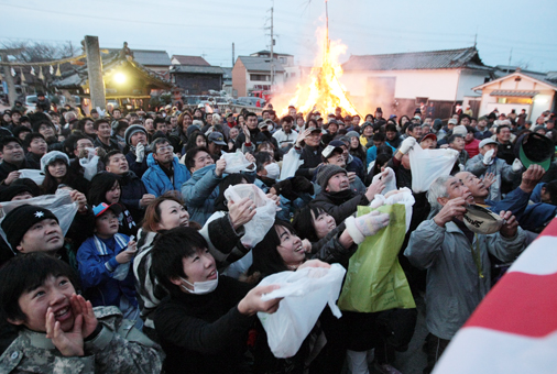 大勢の人出でにぎわった「とんど祭り」=赤穂八幡宮