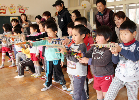 親子で木のおもちゃを作った高雄幼稚園の参観日