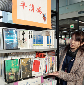 赤穂市立図書館に設けられている「平清盛コーナー」