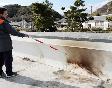 不心得なたき火で白壁風の防潮堤が焦げた「ふるさと海岸」