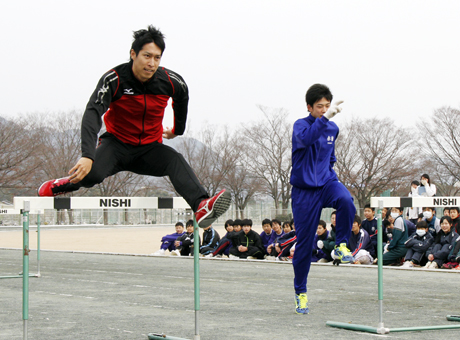 赤穂出身の小池崇之選手を講師に招いた陸上クリニック